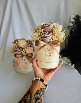 Flower boxy na přání 🤎 tentokrát vůně sladkých třešní 🍒💐 #soycandle #flowers #handlecz #minimalism #nature #candle...