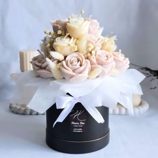 Luxusní flower box, který ukrývá 18 kusů svíček ✨️ Vůně sladkých třešní 🍒 Krása střídá nádheru 🌸 #soycandle #flowers...