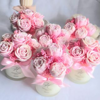 Květinová svíčka naskladněna! ✨️ jen omezené množství 🫶 Jemnost, romantika a detail v každém okvětním lístku 🌸 Každý květ...