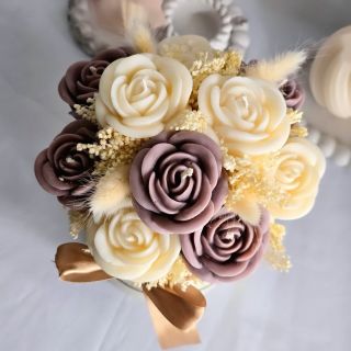 Originální dekorace, která spojuje krásu květin a jemnost ručně vyráběných svíček. Každý kousek je pečlivě tvořen z...