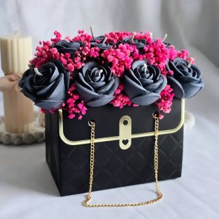 Kombinace temně šedých růží a kontrastních růžových kvítků v luxusní černé krabičce se zlatým řetízkem přináší dokonalý...