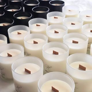 Svíčky s dřevěným knotem 🎄❄️ vůně jablka se skořicí, vanilkového krému, svařáku a jablečného koláče 🥧 #candle #soycandle...