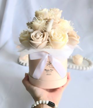 Výroba na zakázku - vůně sladké vanilky 🎀 #soycandle #minimalism #flowers #flowerbox #cz #handmade #nature #gift #candles...